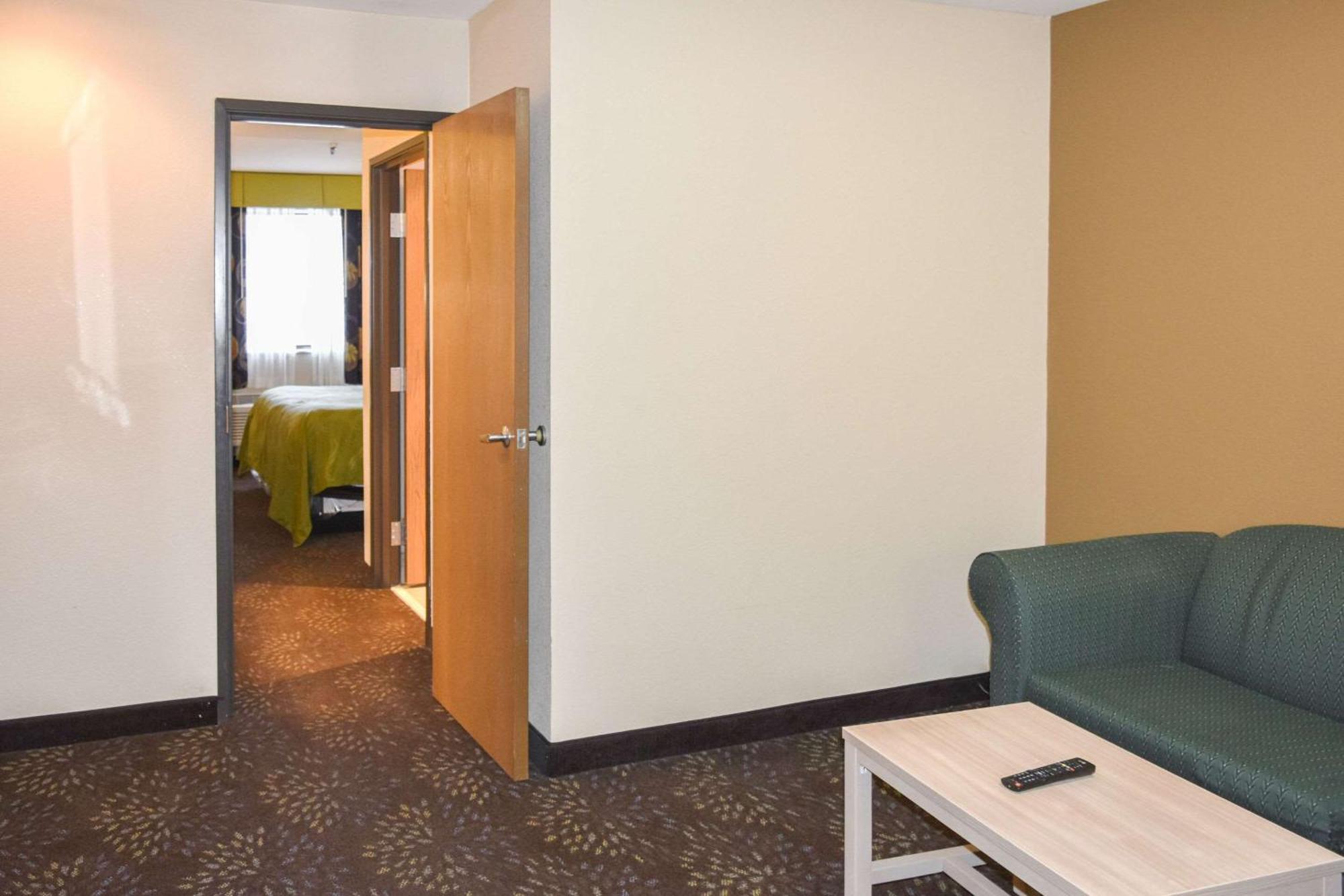 Quality Inn & Suites Brooks Louisville South Экстерьер фото